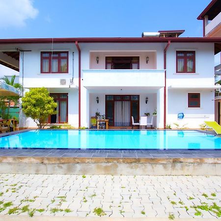 The Blue Beach Guesthouse Negombo Bagian luar foto