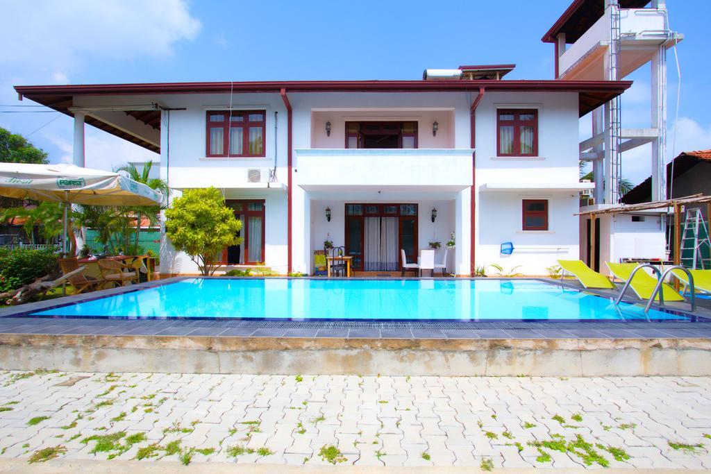 The Blue Beach Guesthouse Negombo Bagian luar foto