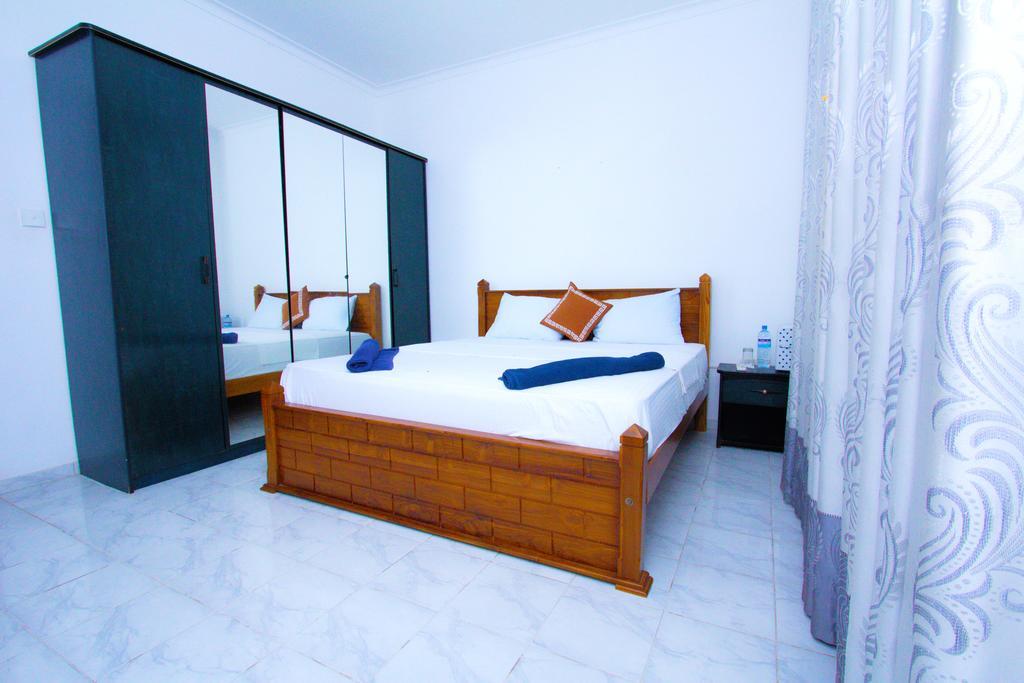 The Blue Beach Guesthouse Negombo Bagian luar foto
