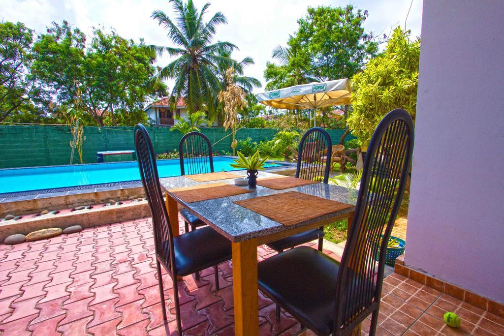 The Blue Beach Guesthouse Negombo Bagian luar foto