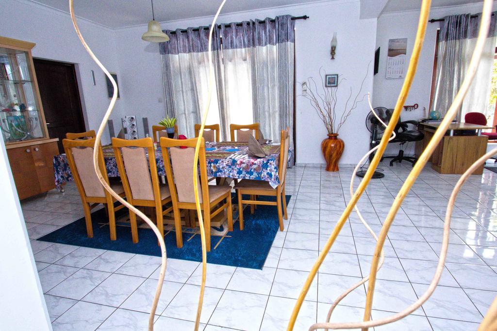 The Blue Beach Guesthouse Negombo Bagian luar foto