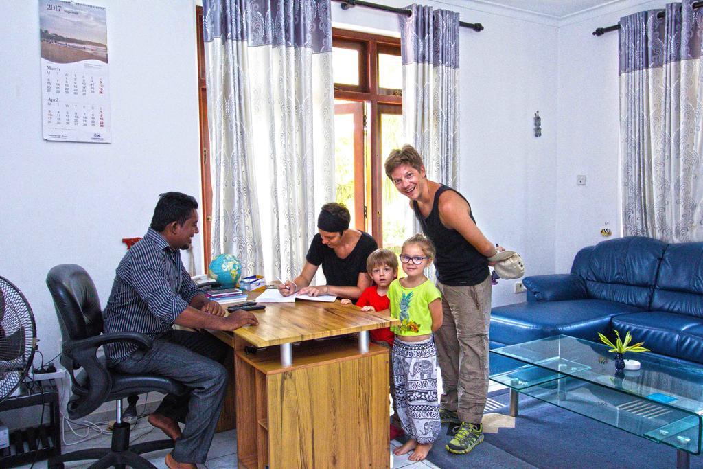 The Blue Beach Guesthouse Negombo Bagian luar foto