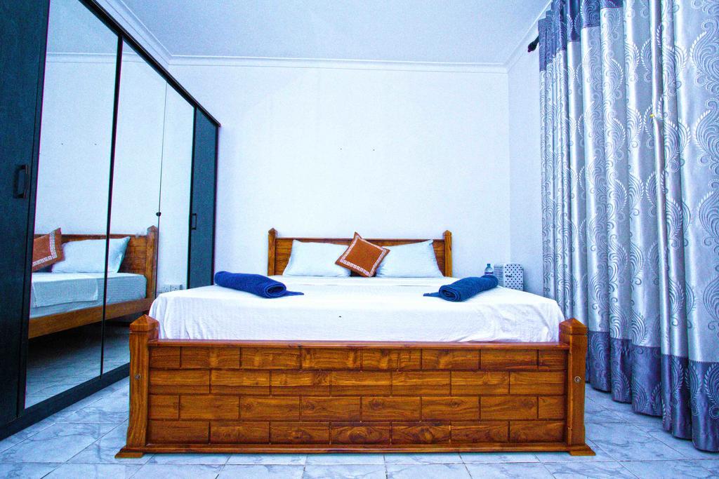 The Blue Beach Guesthouse Negombo Bagian luar foto