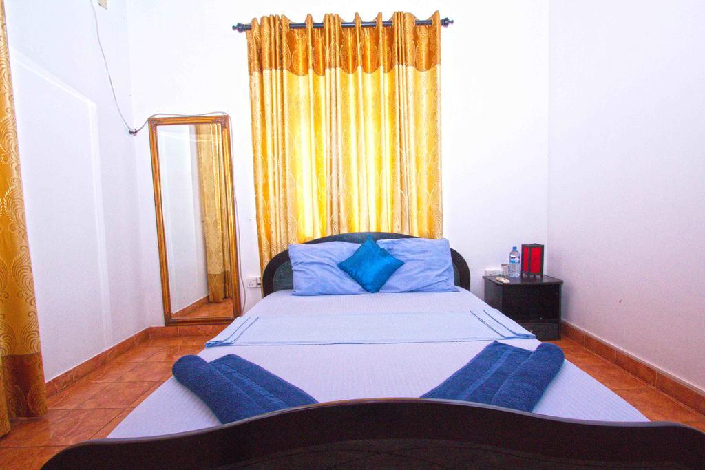 The Blue Beach Guesthouse Negombo Bagian luar foto