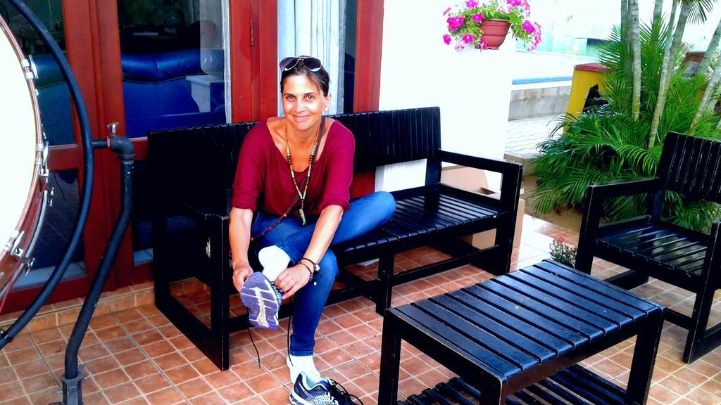 The Blue Beach Guesthouse Negombo Bagian luar foto