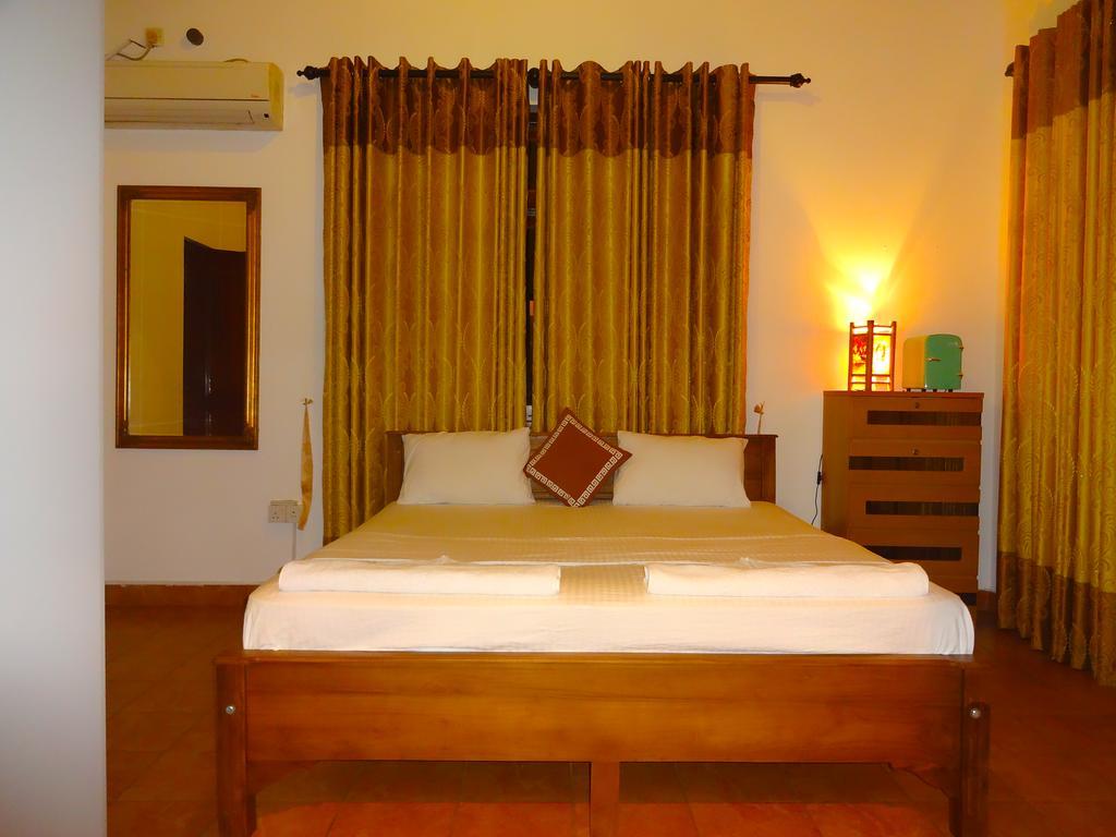 The Blue Beach Guesthouse Negombo Bagian luar foto