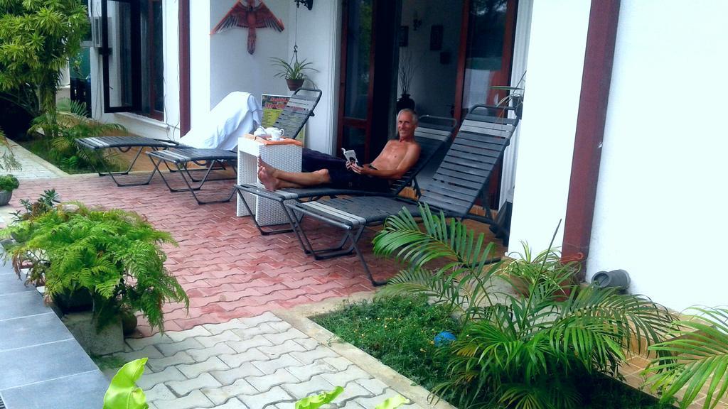 The Blue Beach Guesthouse Negombo Bagian luar foto