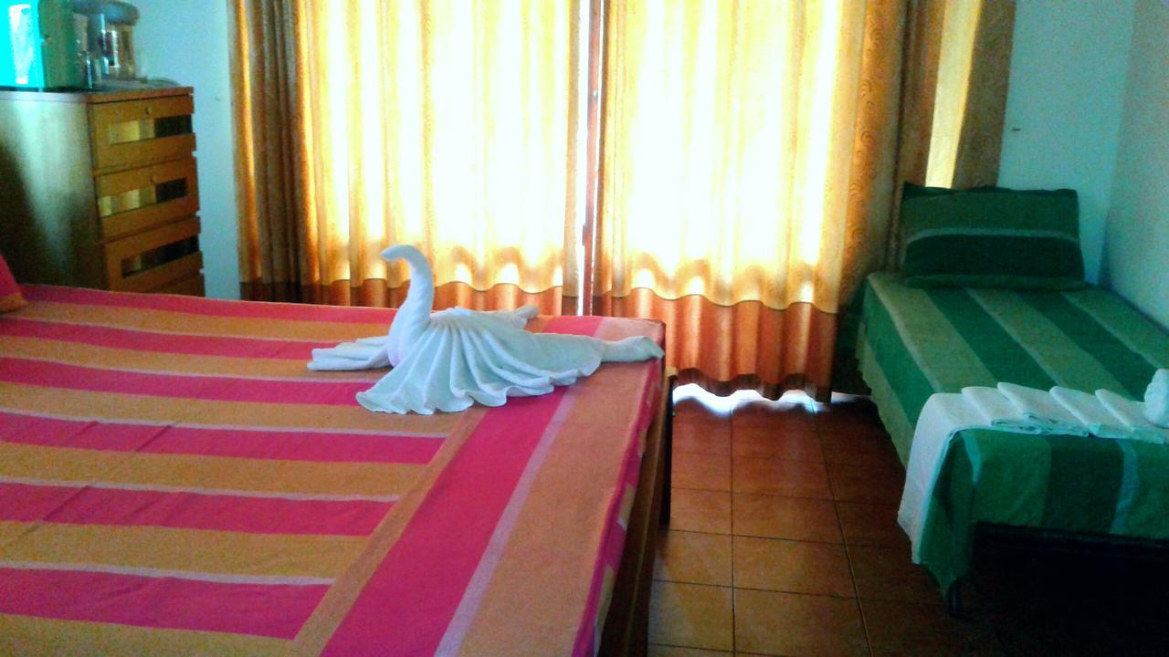 The Blue Beach Guesthouse Negombo Bagian luar foto